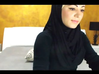 Stunning Arabic Beauty Cums on Camera