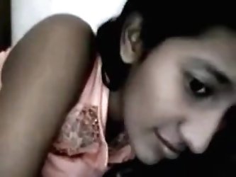 This is a movie scene of an Indian beauty, whose name is Avantika. That Babe exposes her body in front of a web camera. This Babe is doing her schooli