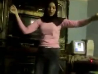 Meet my new Arab webcam girlfriend. The chick likes to dance and always shows her dancing skills to me. Watch her moving her body slowly.